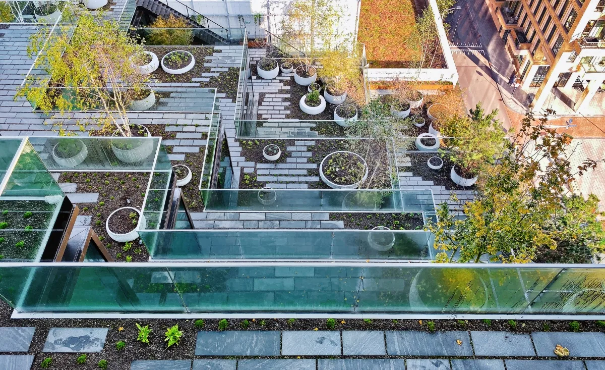 Tientallen bomen op de terrassen zorgen voor combinaties van open en beschutte hoekjes.