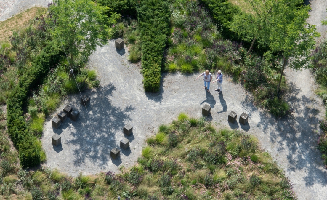 DELVA Landscape Architects 07 2015 Heel Europa VMX architecten tuinarchitect purmerend weidevenne zorg tuin binnentuin mindervalide kinderen terras 27 1200x733@2x