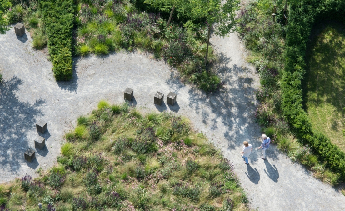 DELVA Landscape Architects 07 2015 Heel Europa VMX architecten tuinarchitect purmerend weidevenne zorg tuin binnentuin mindervalide kinderen terras 29 1200x733@2x