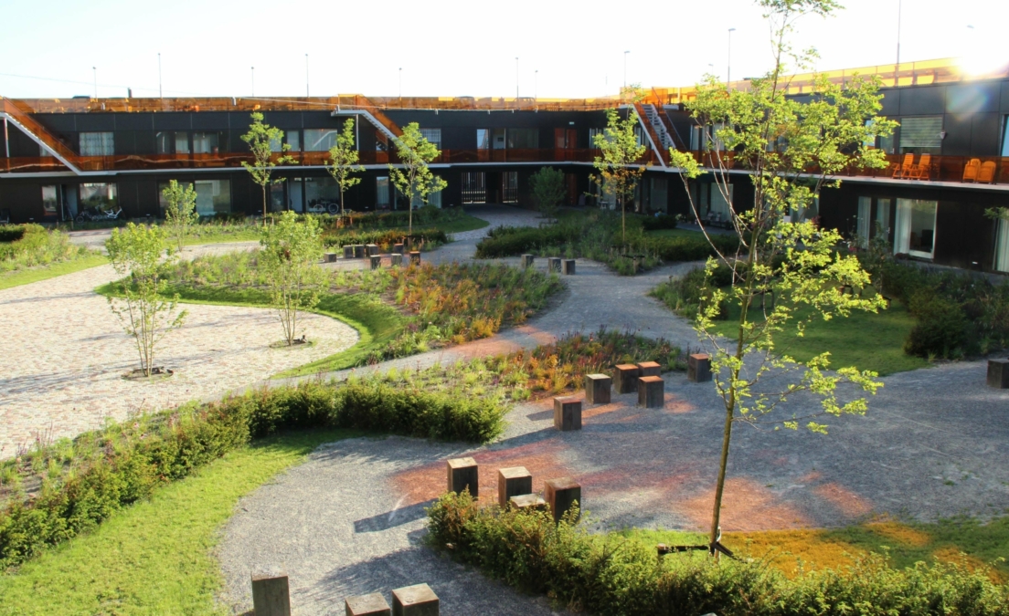 DELVA Landscape Architects 07 2015 Heel Europa VMX architecten tuinarchitect purmerend weidevenne zorg tuin binnentuin mindervalide kinderen terras 4 1200x733@2x