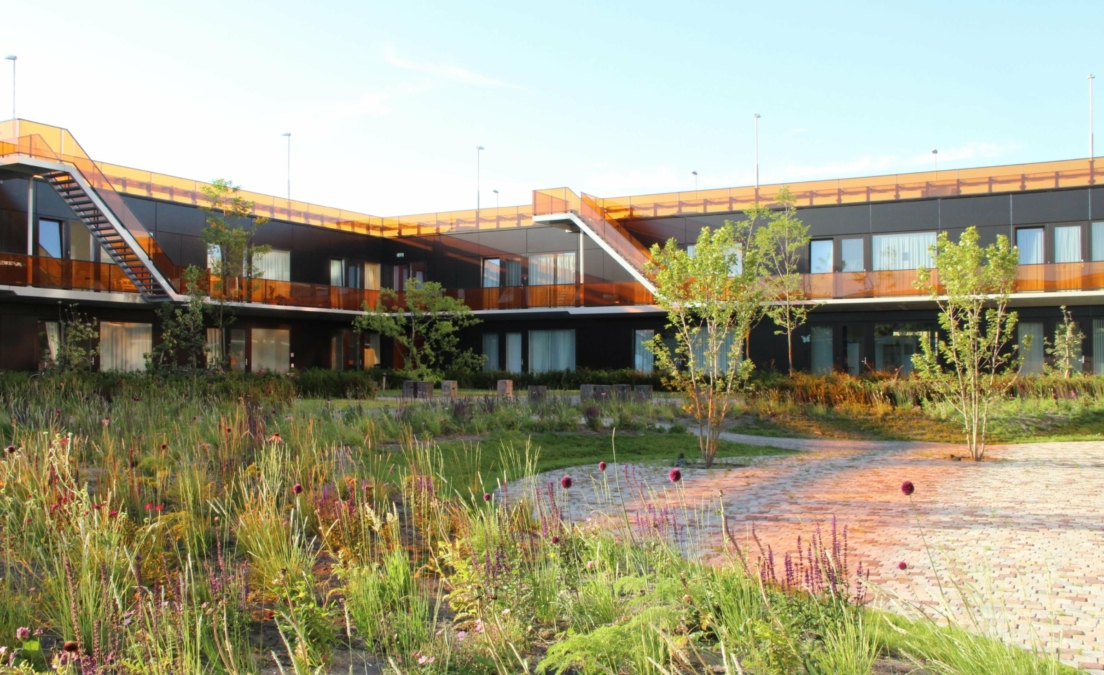 DELVA Landscape Architects 07 2015 Heel Europa VMX architecten tuinarchitect purmerend weidevenne zorg tuin binnentuin mindervalide kinderen terras 5 1200x733@2x